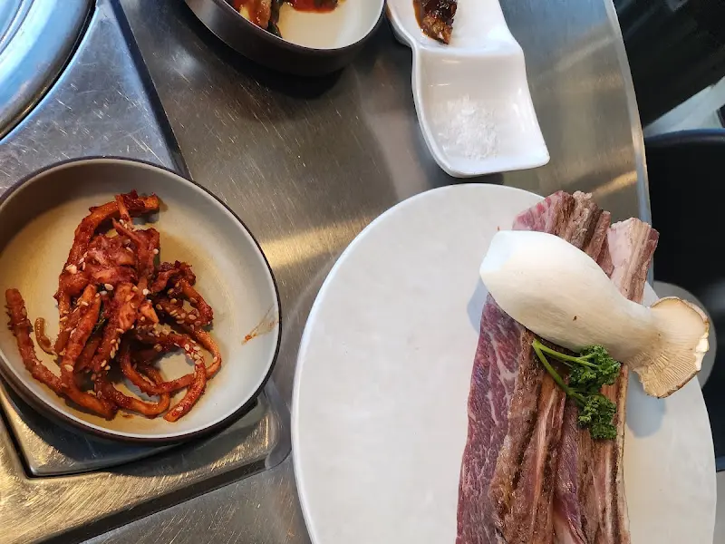 우대갈비와 함께 제공된 다양한 소스