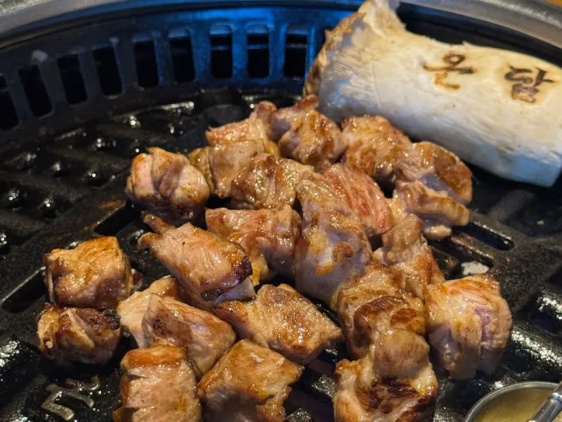 불판 위에서 윤기 좔좔 흐르는 직각 목살