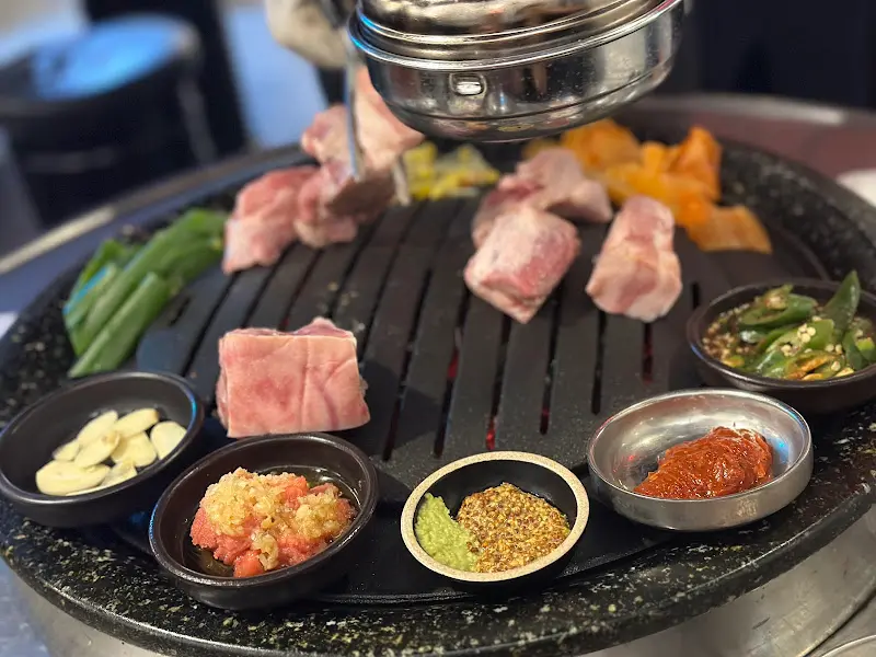 불판 위에서 구워지는 돼지고기