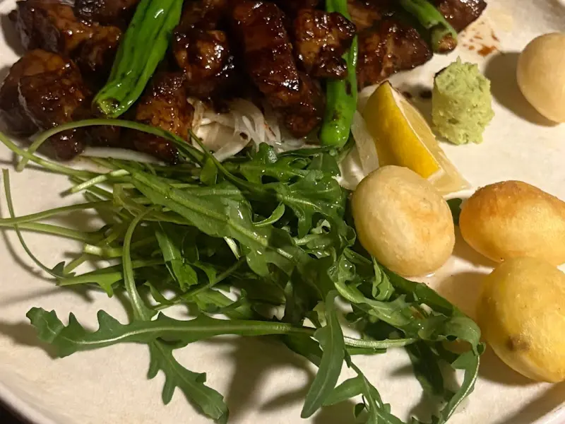 스테이크와 신선한 야채의 조화