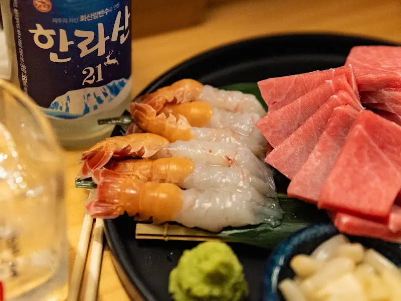 참치회와 딱새우회를 한라산 소주와 함께 찍은 사진. 신선한 해산물과 시원한 술의 조화가 완벽하다.