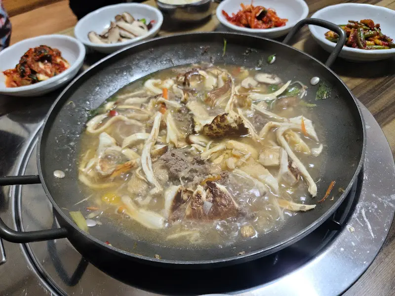 버섯이 가득한 맑은 탕