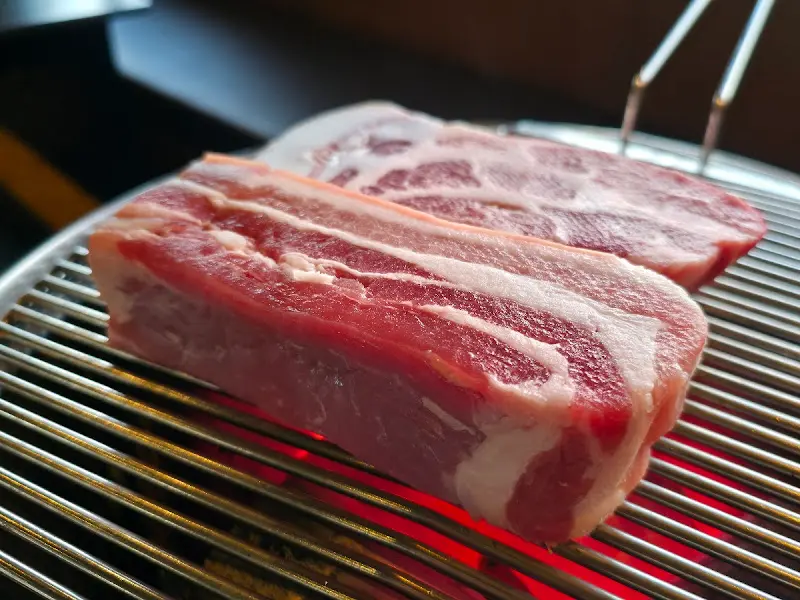 두툼한 흑돼지 오겹살