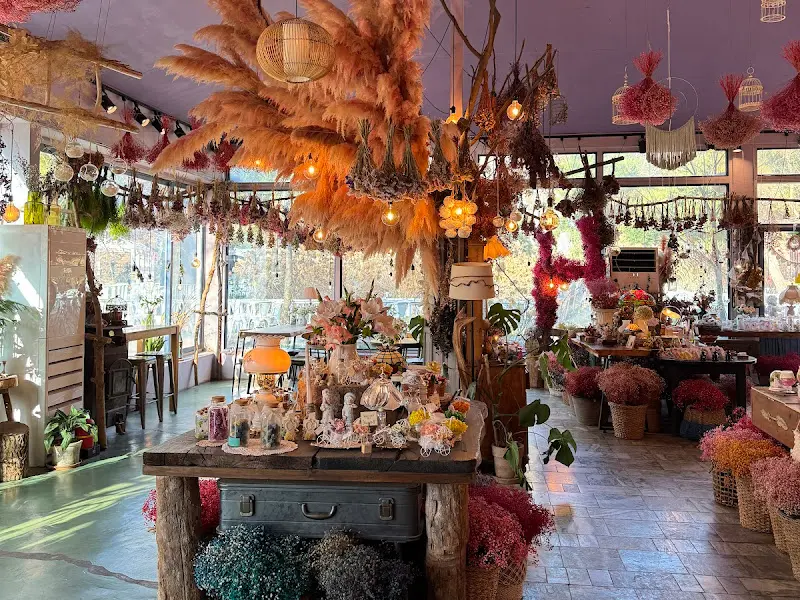 테이블에 놓인 꽃 장식과 카페 내부 전경