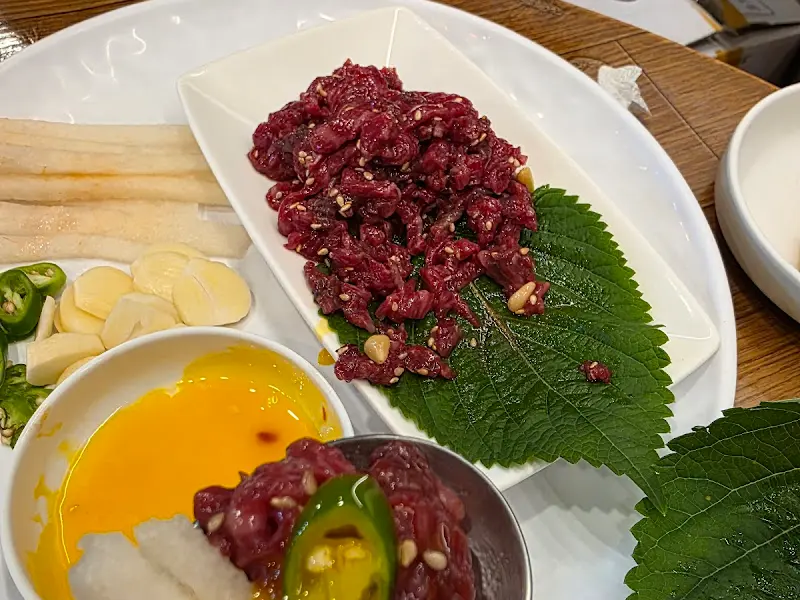 육회와 꼬막비빔밥 세트