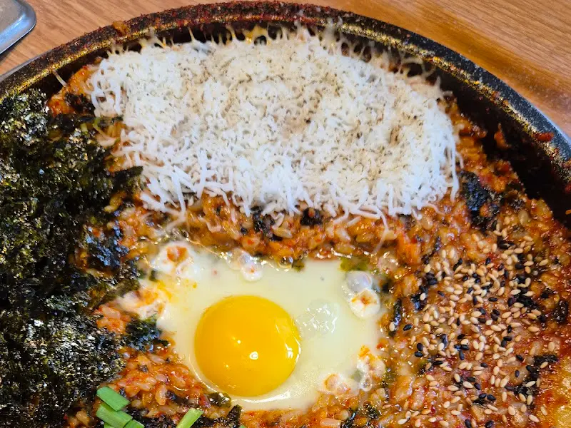 계란을 톡 터트린 볶음밥