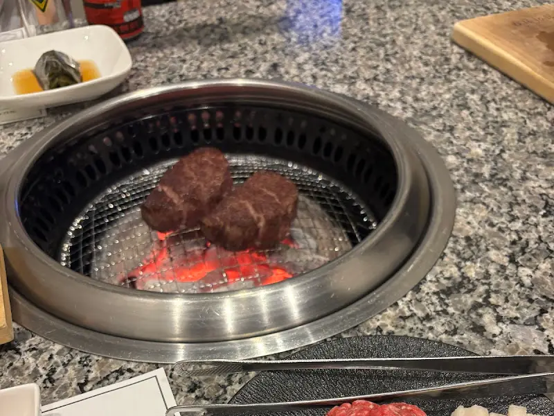 숯불 위에 구워지는 소고기