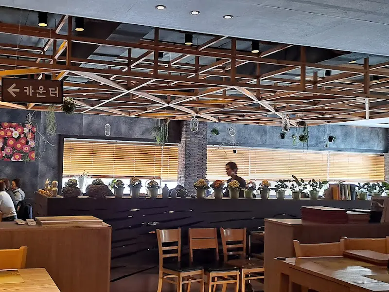 푸짐한 양의 새싹 쟁반 국수