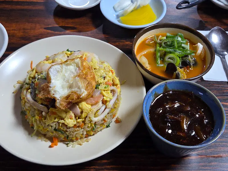 짜장 소스와 짬뽕 국물을 곁들인 볶음밥