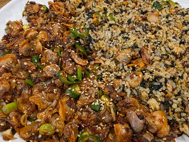 윤기가 흐르는 꼬막비빔밥