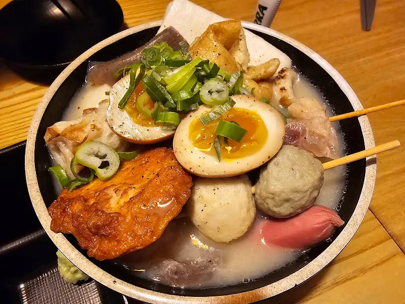 다양한 재료가 들어간 피쉬 케이크 수프