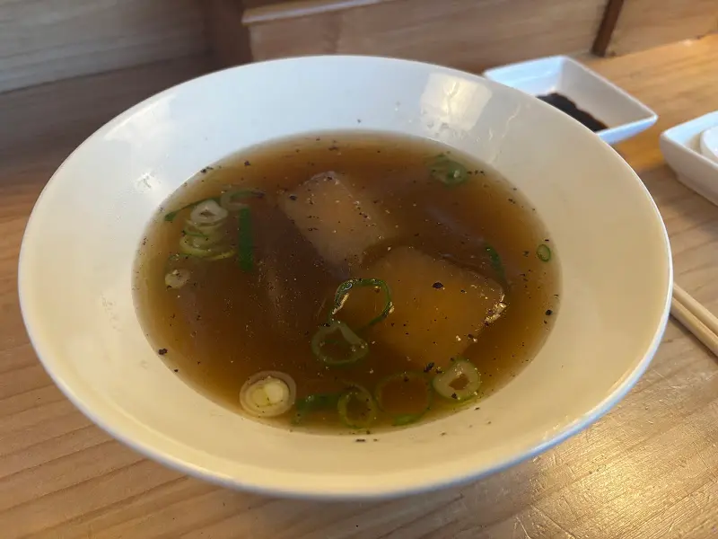 뽀얀 국물에 무와 파가 송송 썰어져 들어간 스지 무국. 따뜻하고 시원한 국물 맛이 일품이다.