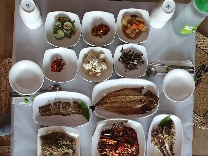 정갈하게 담긴 밑반찬들