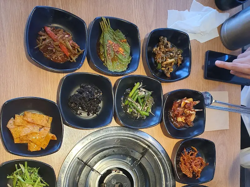 푸짐한 밑반찬이 인상적인 119식당