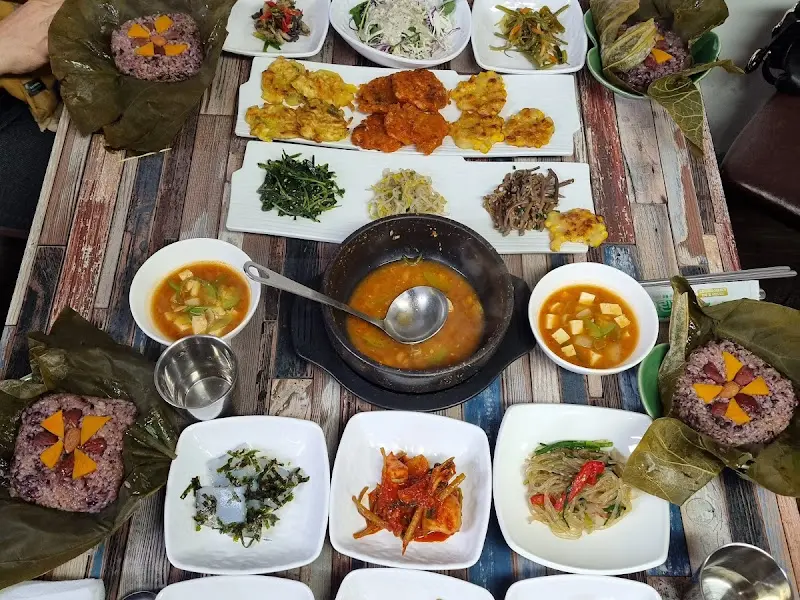 연잎밥과 함께 차려진 다양한 반찬들