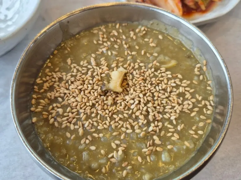 고소한 냄새가 코를 자극하는 전복죽