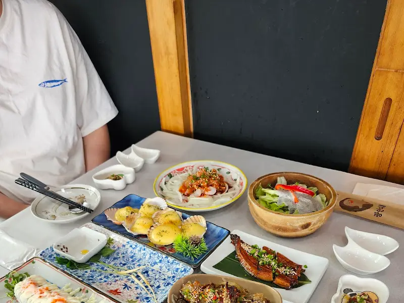 테이블에 놓여진 샐러드와 꽁치구이