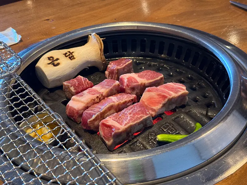 불판 위에 가지런히 놓인 직각 목살