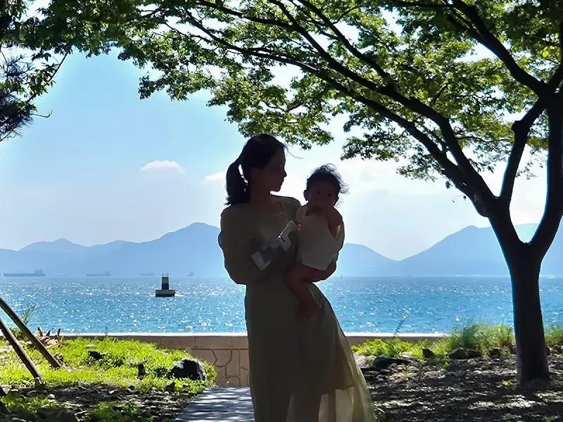 바다를 배경으로 선 모녀의 모습