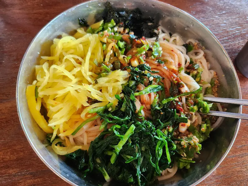 다양한 고명이 올라간 비빔국수