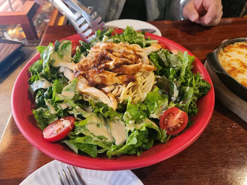 싱싱한 야채와 닭가슴살이 조화로운 샐러드 파스타