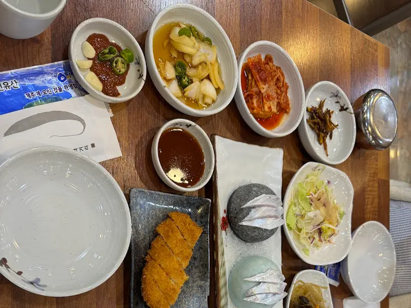 다채로운 밑반찬 구성