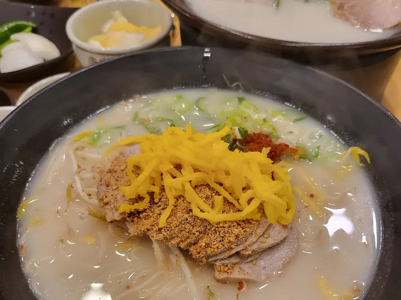 고기국수를 위에서 찍은 사진