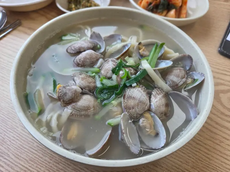 바지락이 듬뿍 들어간 칼국수의 클로즈업 샷