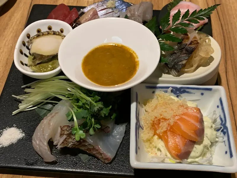 다양한 해산물이 담긴 냠냠물고기의 한상차림