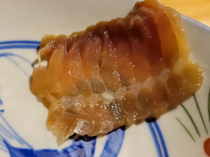 잘 숙성된 홍어 한 점