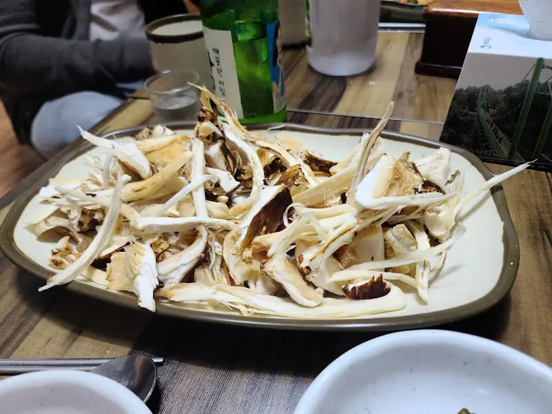 다양한 종류의 버섯이 담긴 접시