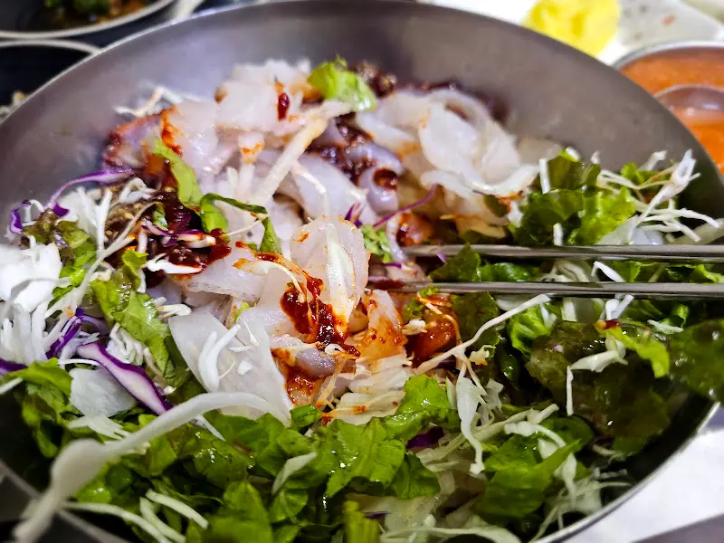 젓가락으로 물회를 들어올리는 모습