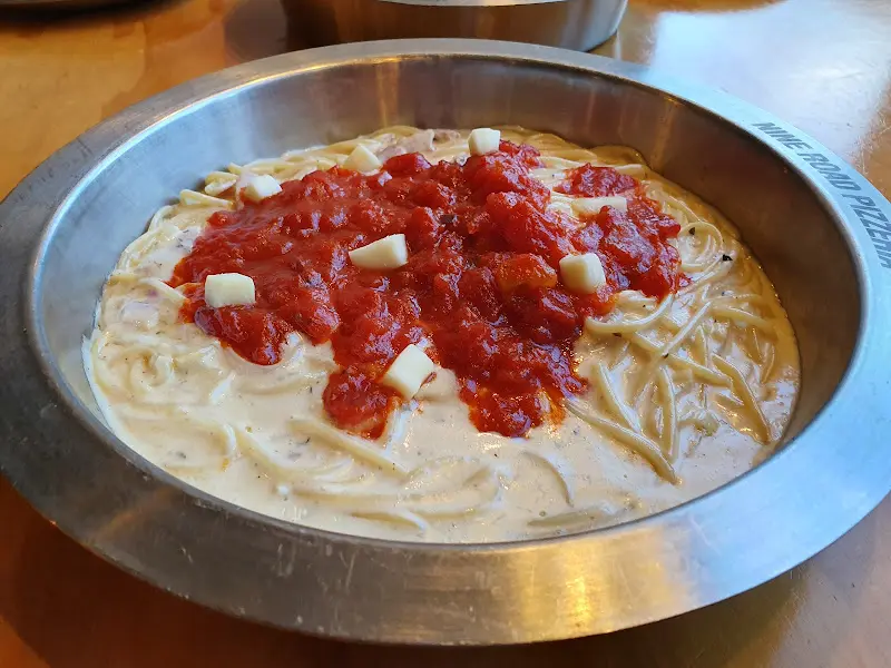 크림소스와 토마토소스의 조화가 인상적인 스파게티