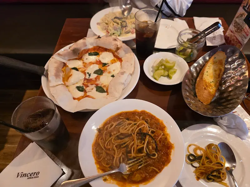 테이블 위에 놓인 다양한 메뉴들