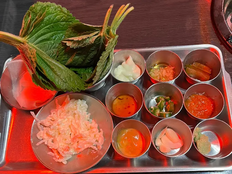 다채로운 쌈 재료와 소스