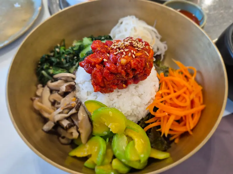 육회비빔밥의 클로즈업 샷