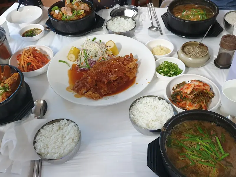 추어탕과 돈가스 한 상 차림