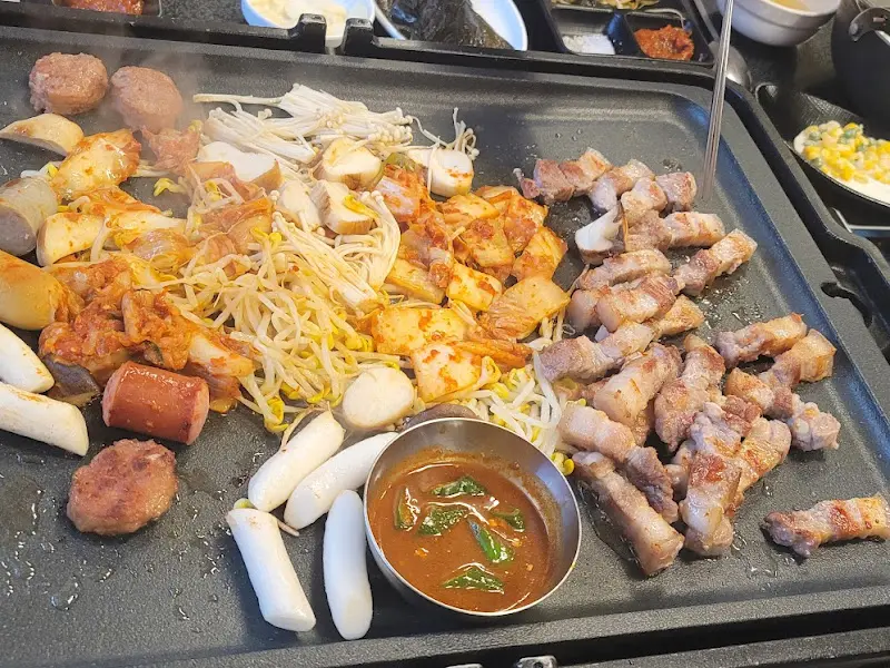 돌판 위의 풍성한 한 상 차림