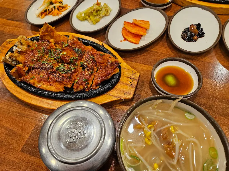 푸짐한 밑반찬 구성