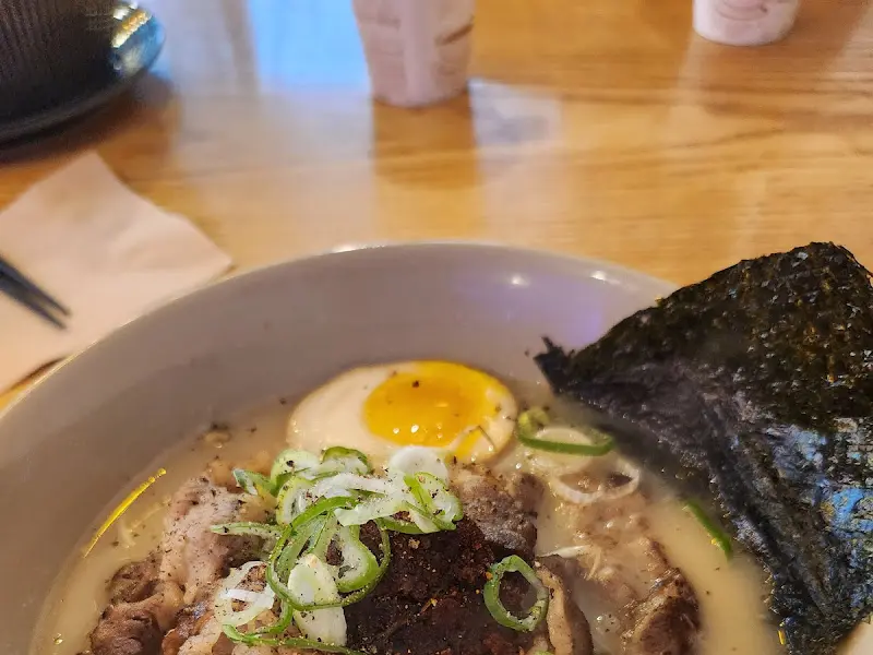 차슈와 반숙란이 어우러진 라멘