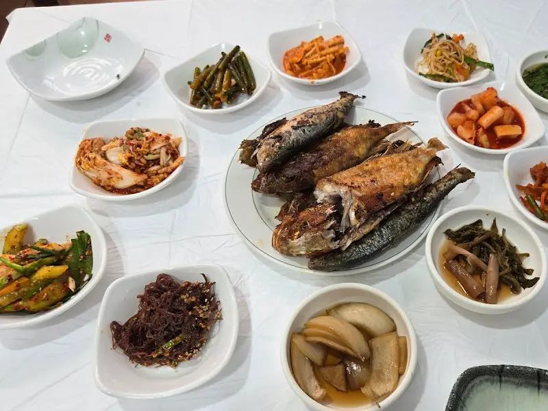 한 상 가득 차려진 멸치쌈밥 정식