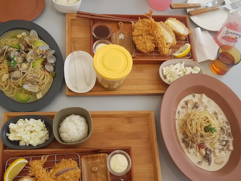 테이블 위에 놓인 다양한 음식 사진