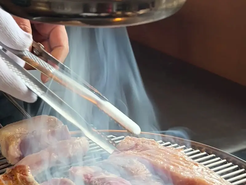 전문가의 손길로 구워지는 흑돼지