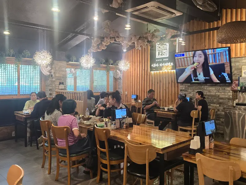 손님들로 가득 찬 식당 내부