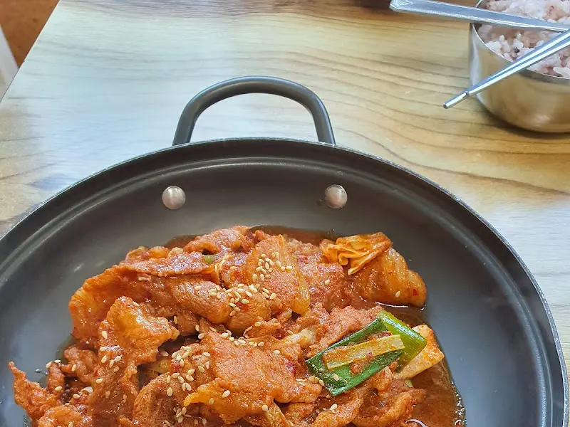 따뜻하게 데워져 나오는 제육볶음