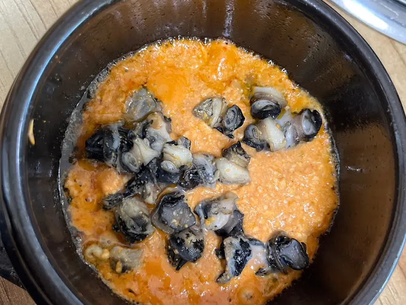 뽀득뽀득 씹히는 우렁이, 쌈장의 풍미를 더합니다.