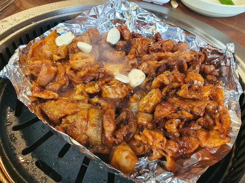 고추장 불고기 위에 올려진 마늘