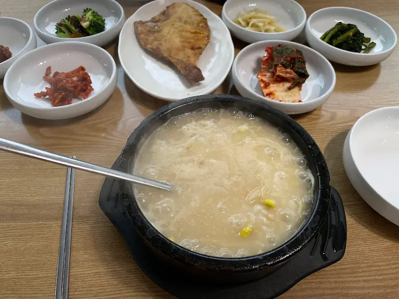 한 상 가득 차려진 황태국밥