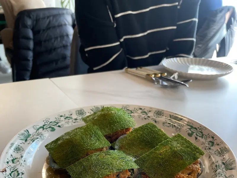 전복 요리를 찍는 손님