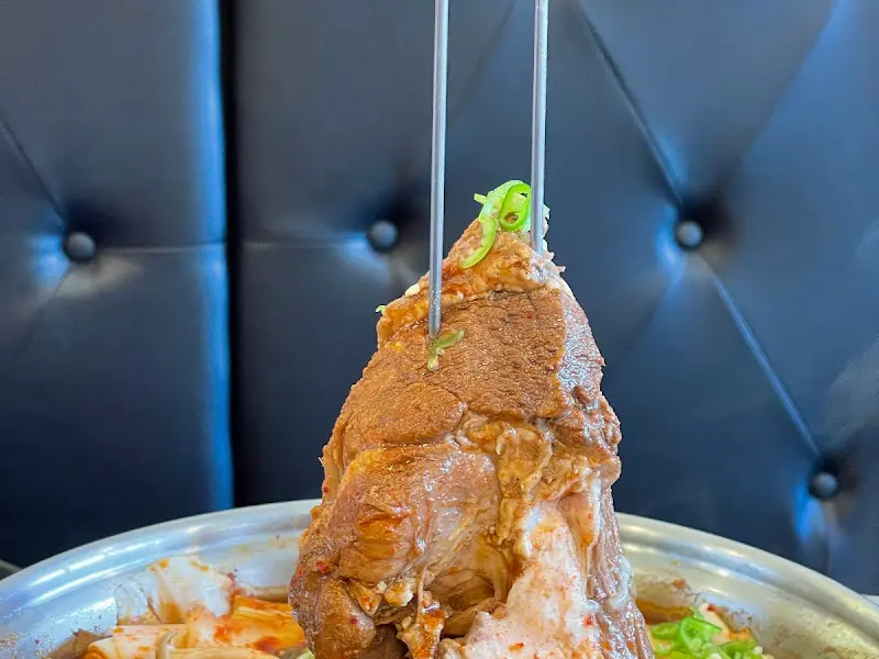 갈빗대를 들어올려 찍은 사진